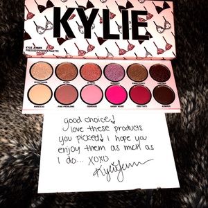 ♥️💕Kylie Cosmetics 💕❤️Valentine 19 palette🥰
